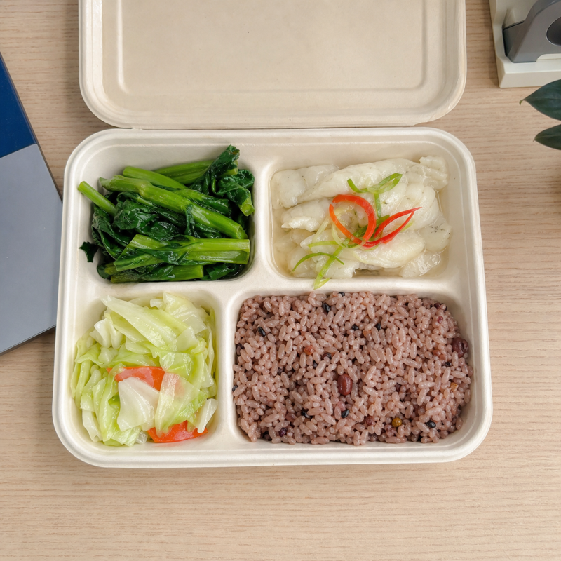 鱼肉、两种蔬菜和杂粮饭组成的外卖餐盒